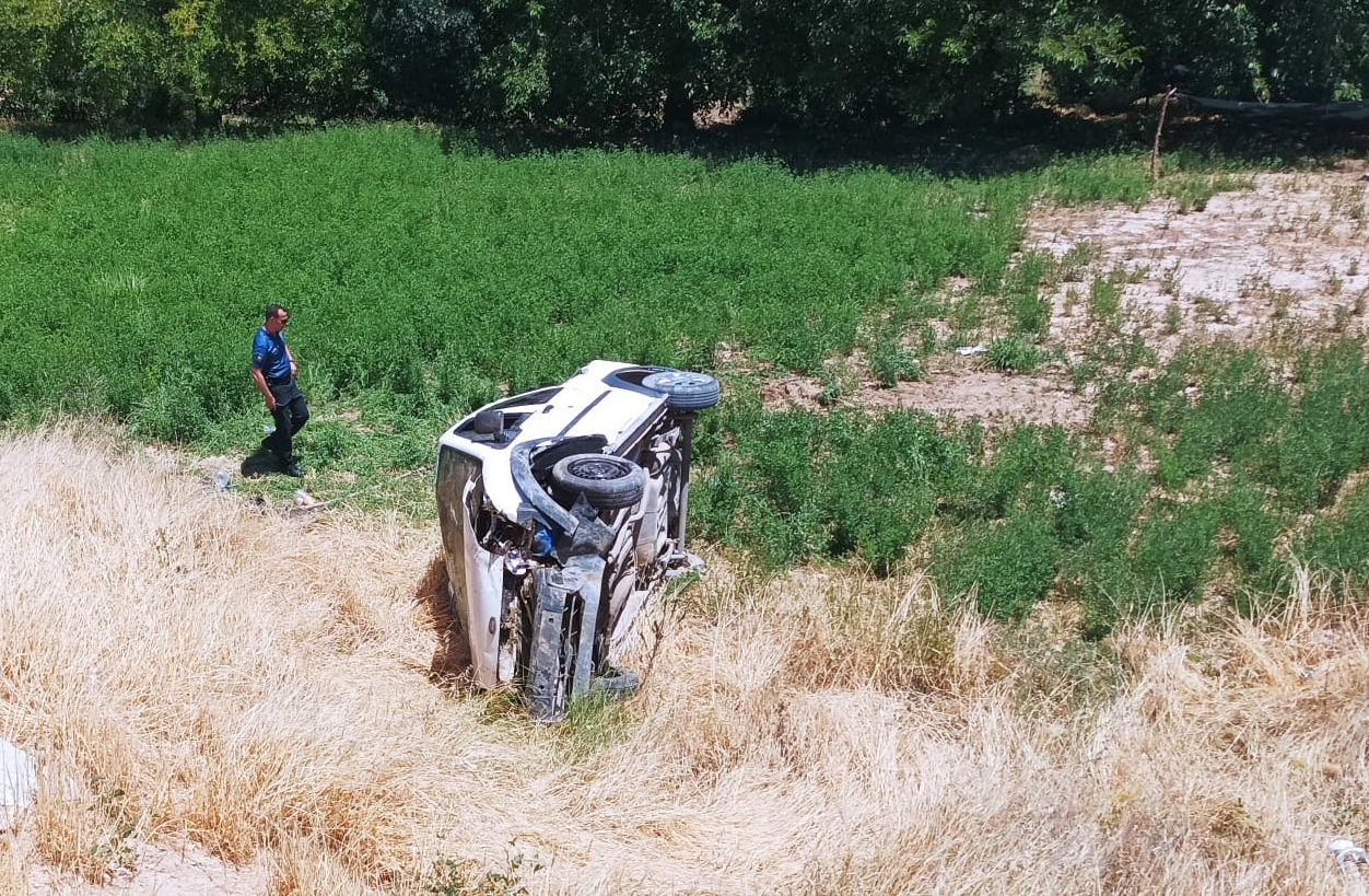 Malatya’da Kuzey Kuşak Yolu üzerinde yoldan tarlaya takla atarak uçan bir araçta bulunan yolculardan 2’si ağır olmak üzere toplam 6 kişi yaralandı.