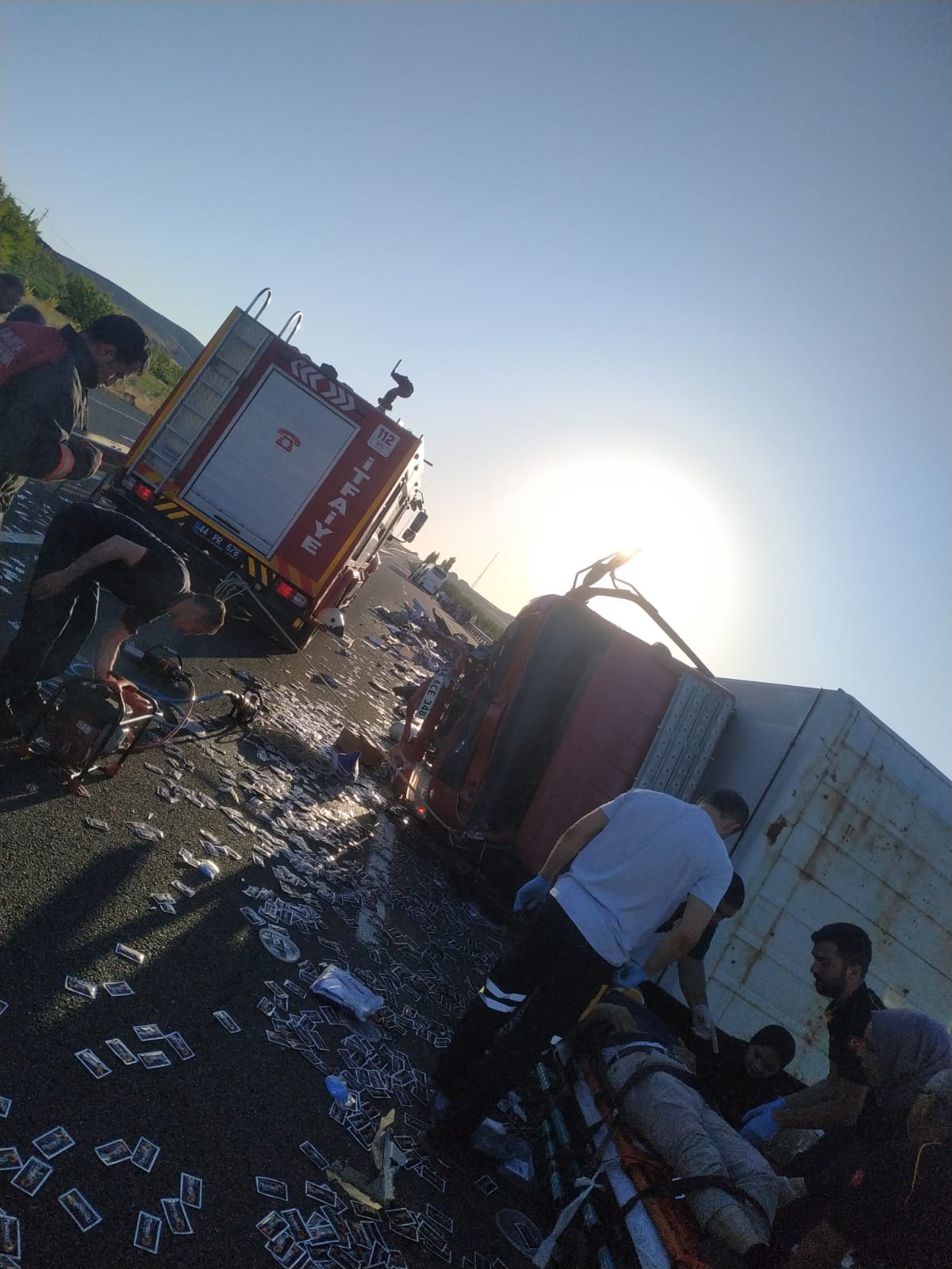 Malatya-Elazığ Karayolu üzerinde yolcu otobüsü ile kargo kamyonunun çarpışması sonucu toplam  17 kişi yaralandı.