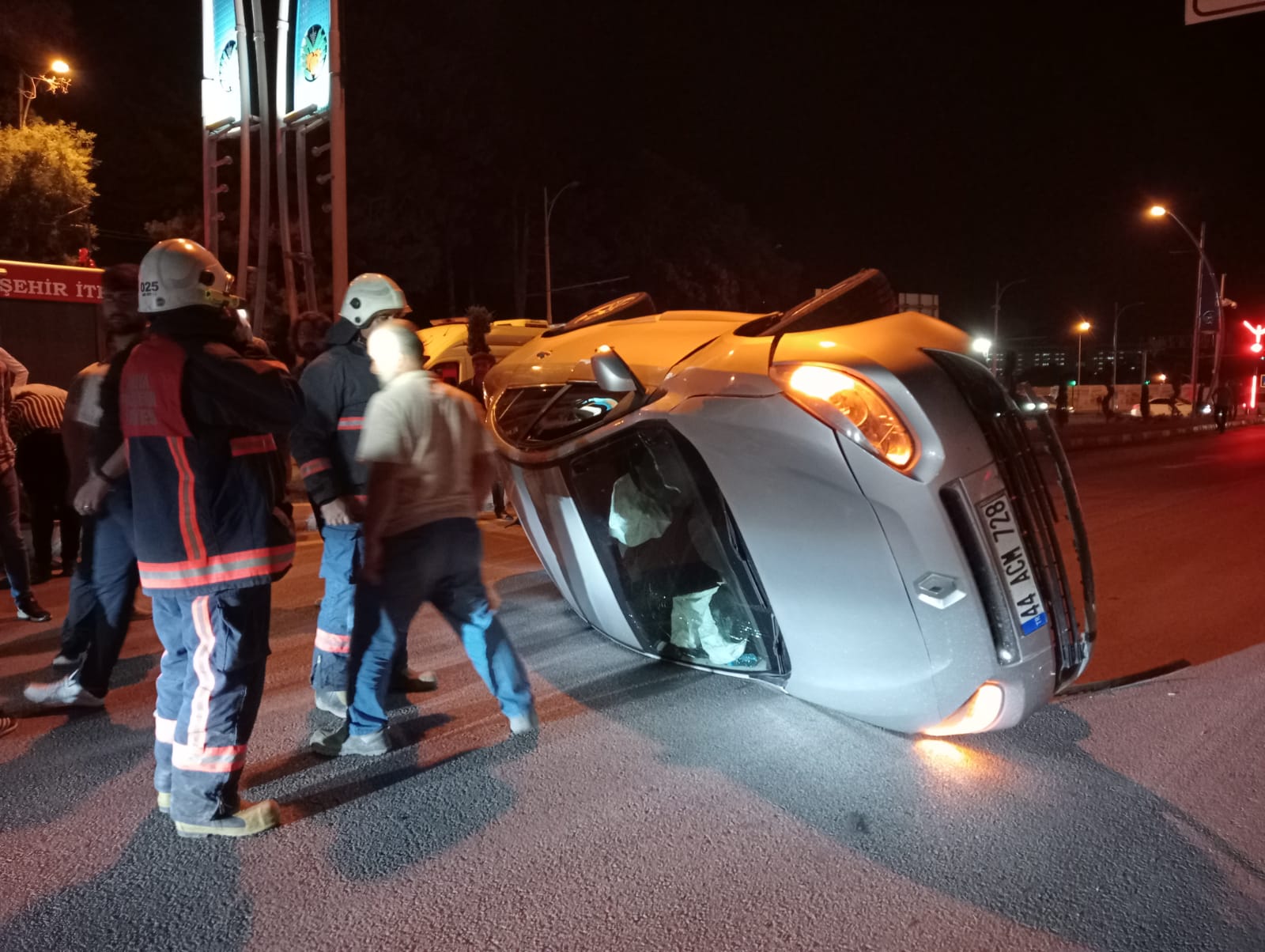 Malatya il merkezinde bir otomobilin kavşakta takla atması sonucu meydana gelen kazada 2 kişi yaralandı.