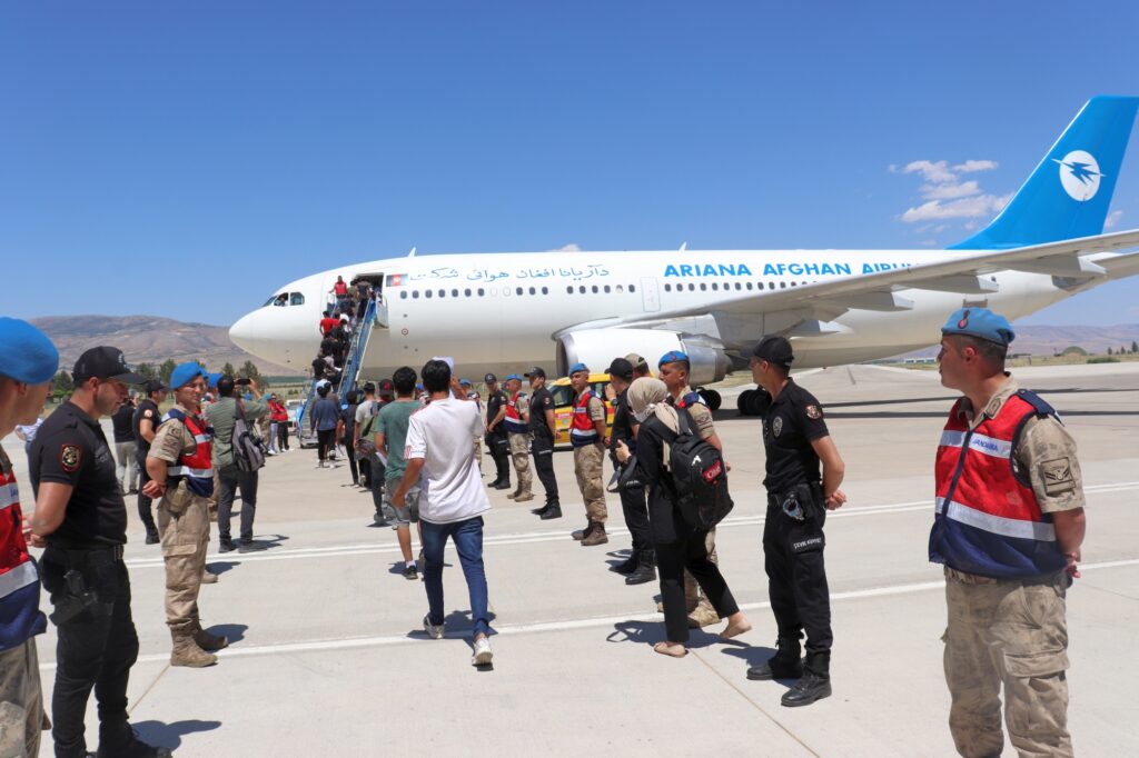 Son 3 gün içerisinde Malatya İl Göç İdaresi Müdürlüğü koordinesinde gerçekleştirilen 5 Charter seferle 1.135 Afganistan uyruklu düzensiz göçmenin Türkiye’den çıkışı sağlandı.