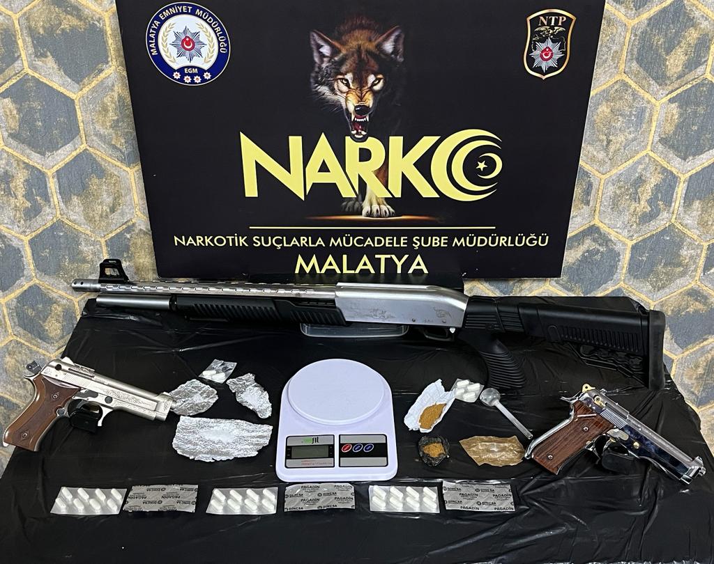 Malatya İl Emniyet Müdürlüğü Narkotik Suçlarla Mücadele Şubesi ekiplerince 3 aylık takip çalışması sonucunda başlatılan operasyonda toplam 14 şüpheli yakalanarak gözaltına alındı.