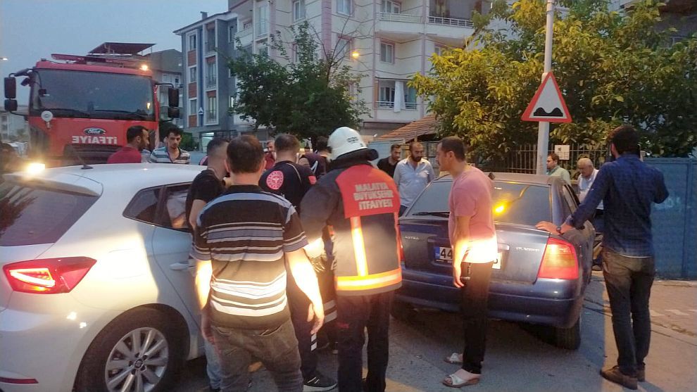 Malatya'da  iki otomobilin kavşakta çarpışması sonucu meydana gelen trafik kazasında 2 kişi yaralandı.