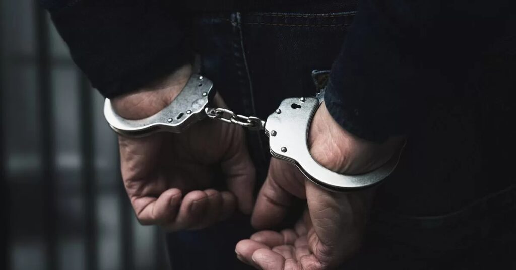 Malatya’da 1 kişiyi tabanca ile yaramadıktan sonra kaçarken devriye gezen polis ekibinin kovalamacası sonucu yakalanan 2 saldırgan tutuklanarak cezaevine gönderildi.