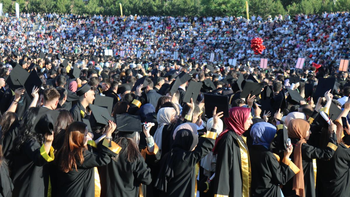 İnönü Üniversitesi 2021-2022 Akademik Yılı Mezuniyet Töreni düzenlendi. 6 bin öğrencinin mezun olduğu mezuniyet töreni, ünlü rock grubu Kolpa’nın sahne almasıyla son buldu.