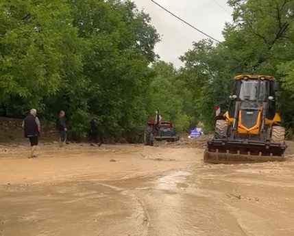 Malatya’nın Darende ilçesinde aşırı yağış nedeniyle bazı kırsal mahalle yolları tahrip olurken, ekipler ise yol açma çalışmalarına kısa sürede başladılar,