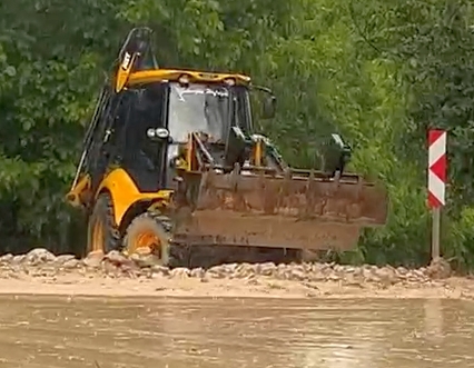 Malatya’nın Darende ilçesinde aşırı yağış nedeniyle bazı kırsal mahalle yolları tahrip olurken, ekipler ise yol açma çalışmalarına kısa sürede başladılar,