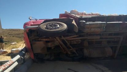Yan devrilen kamyonun sürücüsü öldü
