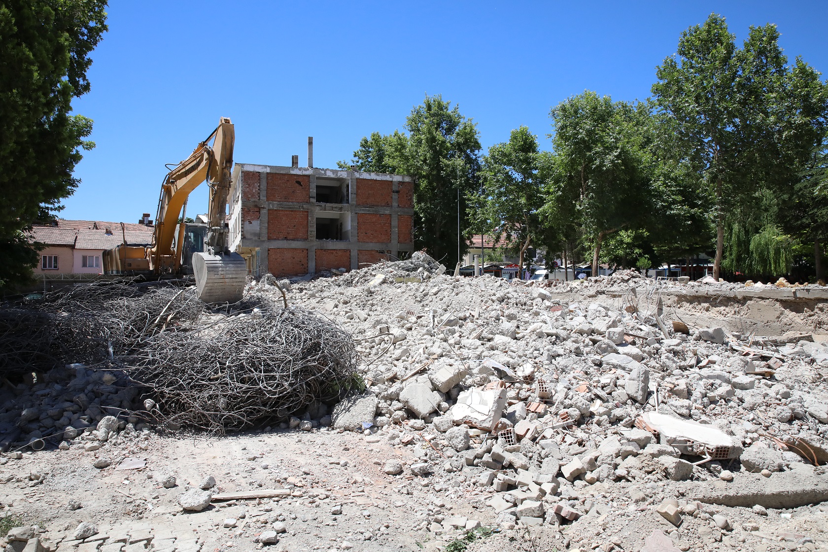 Mülkiyeti Battalgazi Belediyesine ait olan Eskimalatya’daki eski Kaymakamlık binasının yıkım çalışmaları, Battalgazi Belediyesi ekipleri tarafından kontrollü şekilde başladı.