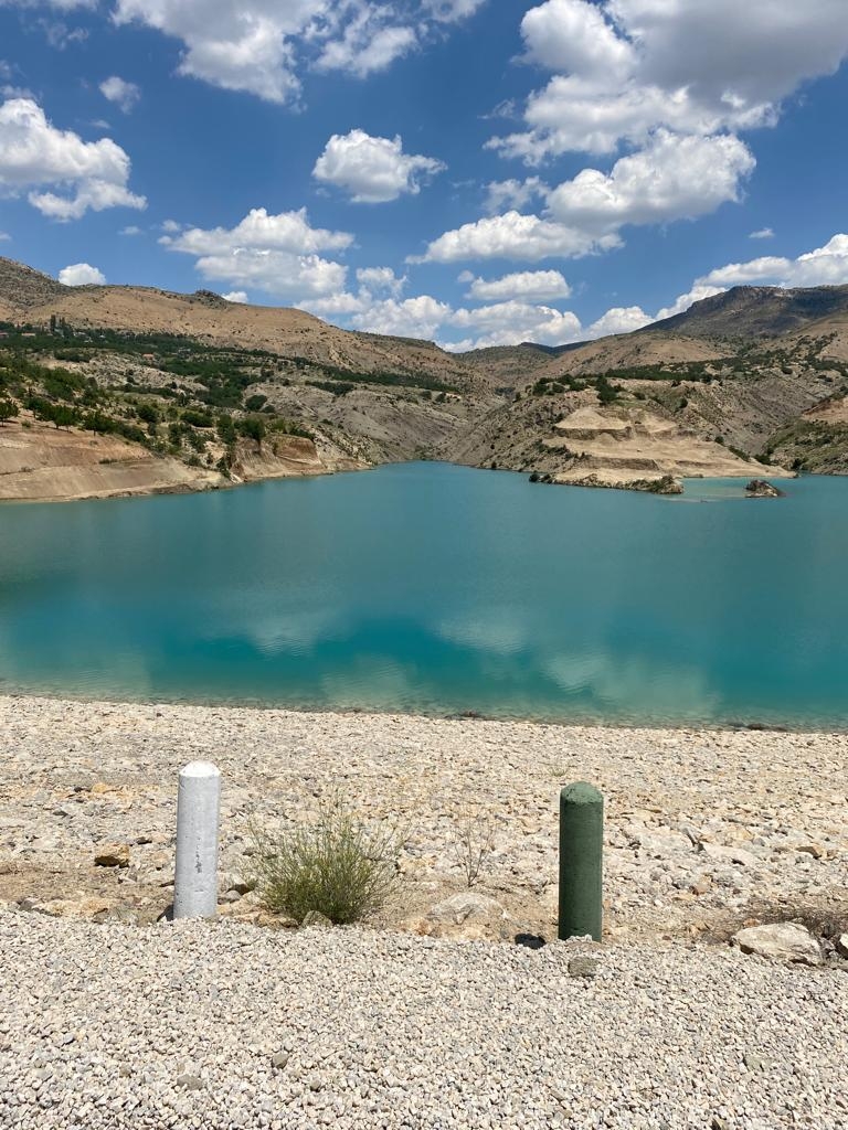 Hekimhan İlçesinde yapımı tamamlanan Budaklı Göleti’nin sulama şebekesi inşaatı verilen sürede tamamlanmadı. DSİ, sulama şebekesine ilişkin  projesinin 2021 yılında tamamlanacağını açıklamıştı.