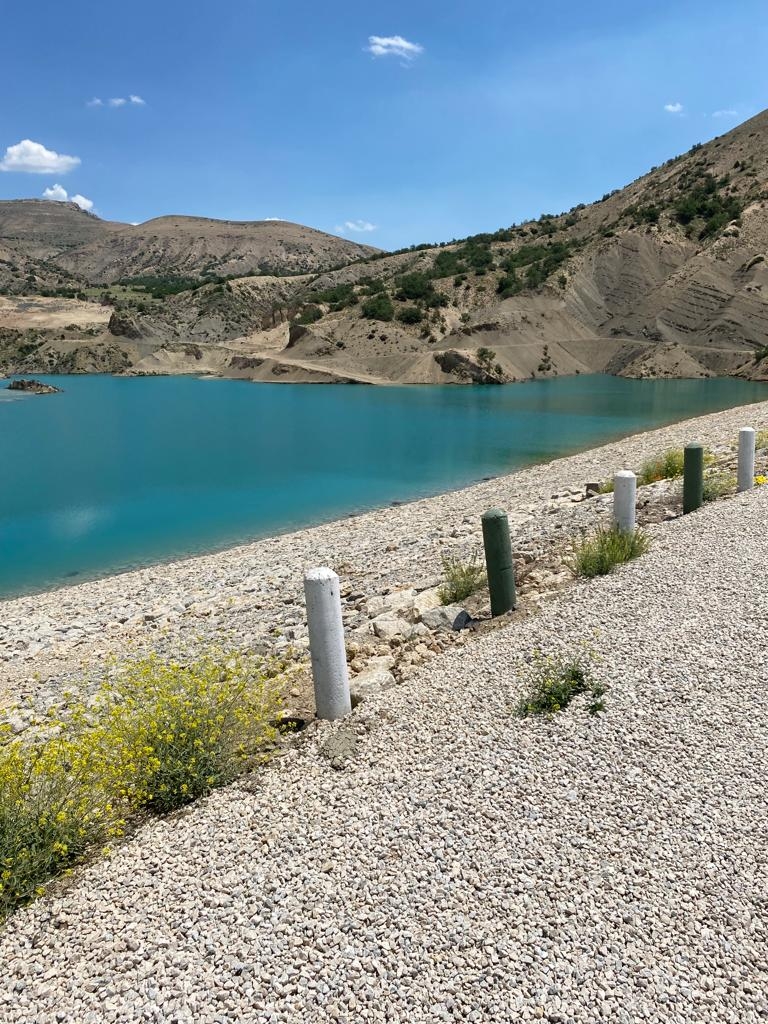Hekimhan İlçesinde yapımı tamamlanan Budaklı Göleti’nin sulama şebekesi inşaatı verilen sürede tamamlanmadı. DSİ, sulama şebekesine ilişkin  projesinin 2021 yılında tamamlanacağını açıklamıştı.