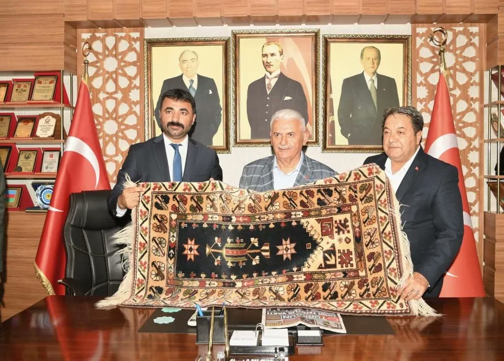 AK Parti Genel Başkan Vekili Binali Yıldırım, Malatya programı kapsamında MHP Malatya İl Başkanlığı ile  Malatya Ülkü Ocaklarını ziyaret etti.
