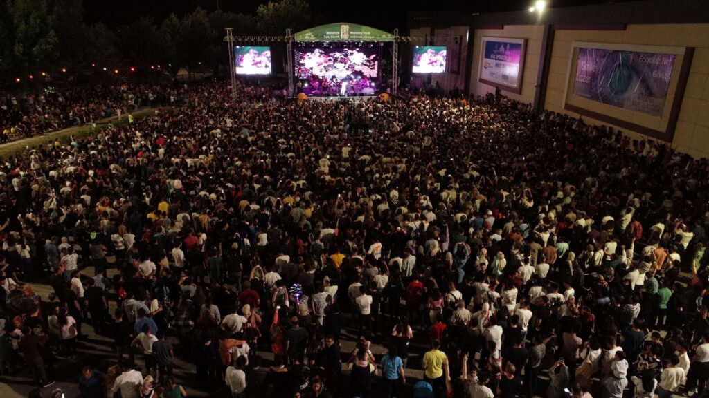 Bu yıl 25’inci Malatya Uluslararası Kültür Sanat Etkinlikleri ve Kayısı Festivali 3. Günü Hande Yener Konseri gerçekleşti. 