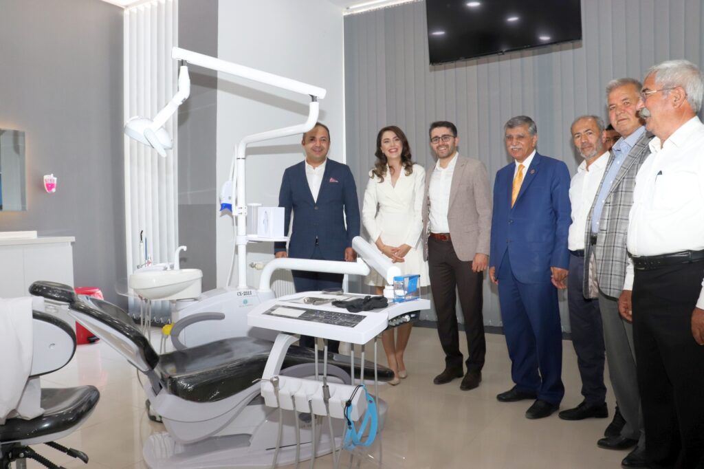 Periodontoloji Uzmanı Dt. Nergiz Hamamcı’nın kliniği düzenlenen törenle hizmete girdi.