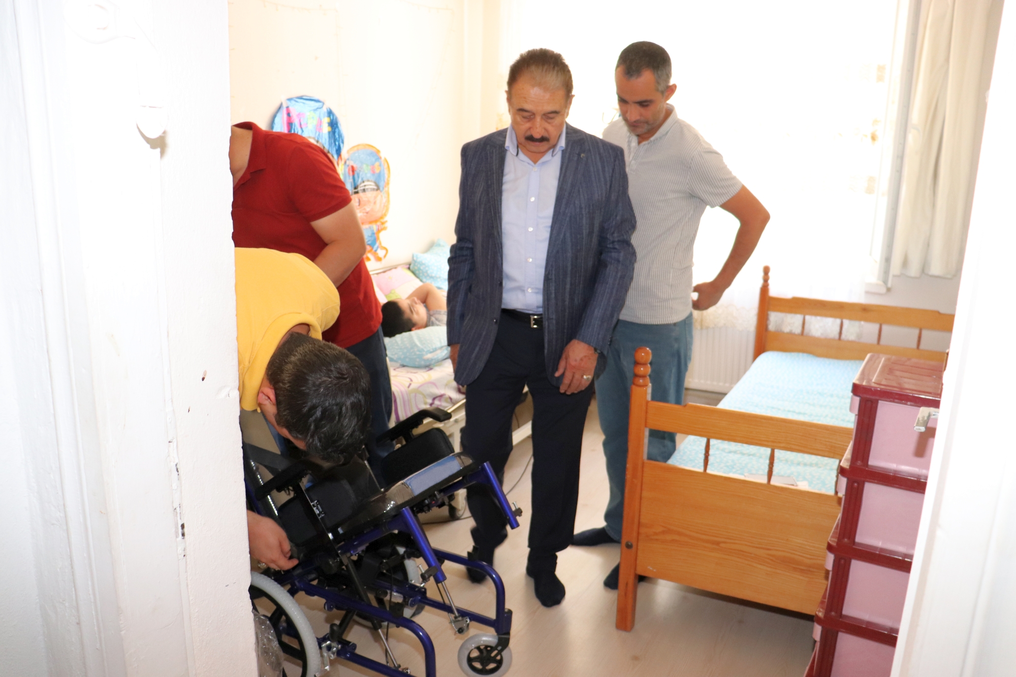 Malatya Esnaf ve Sanatkarlar Odaları Birliği (MESOB) Başkanı Şevket Keskin, mağdur bir vatandaşın 10 yaşındaki evde yatalak olan engelli çocuğu için talep ettiği tekerlekli sandalyenin temin edilmesine aracı olarak, Kurban Bayramı öncesinde küçük çocuğun evine götürerek teslim etti.