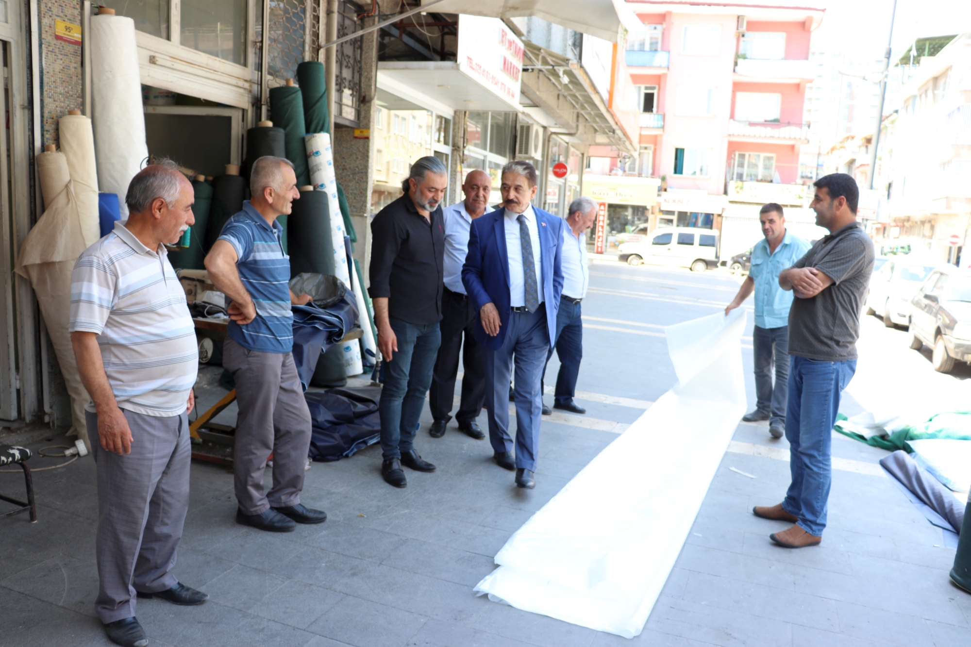 Malatya Esnaf ve Sanatkarlar Odaları Birliği (MESOB) Başkanı Şevket Keskin, beraberinde Oda Başkanları ile birlikte esnafları ziyaret ederek, Kurban Bayramlarını tebrik etti.