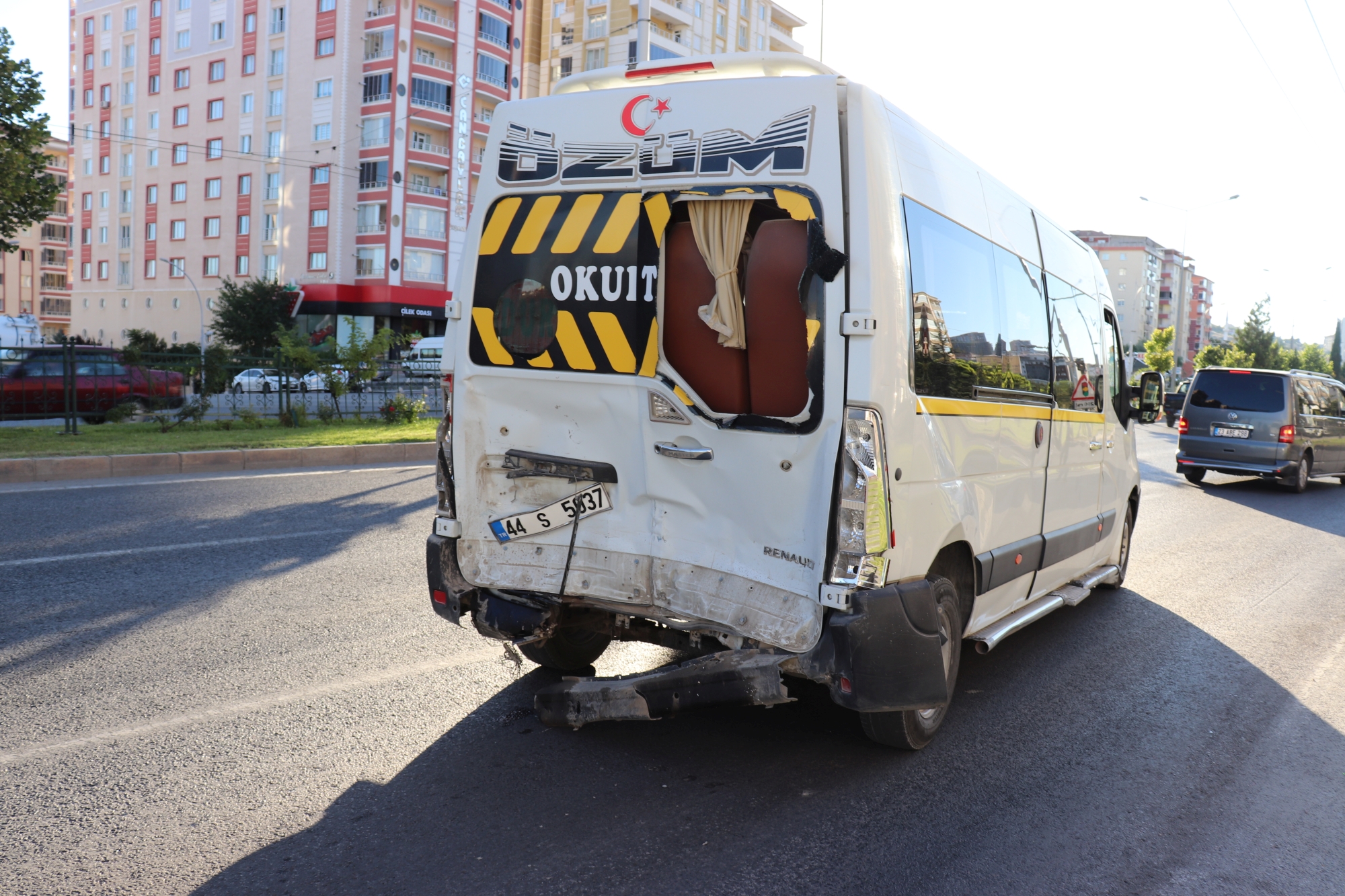 Malatya’da otomobilin aynı istikamette seyreden minibüse arkadan çarpması sonucunda otomobil sürücüsü hayatını kaybederken, yanında bulunan 1 kişi ise yaralandı.