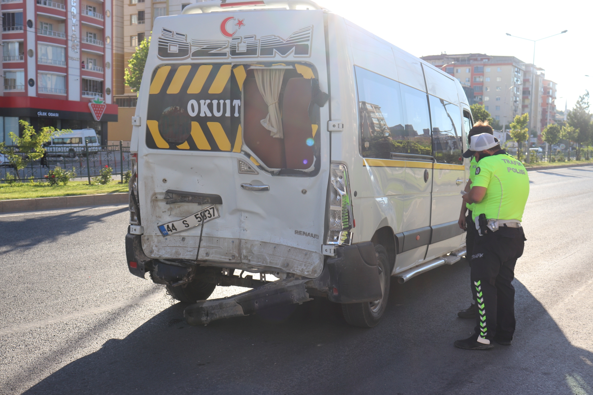 Malatya’da otomobilin aynı istikamette seyreden minibüse arkadan çarpması sonucunda otomobil sürücüsü hayatını kaybederken, yanında bulunan 1 kişi ise yaralandı.