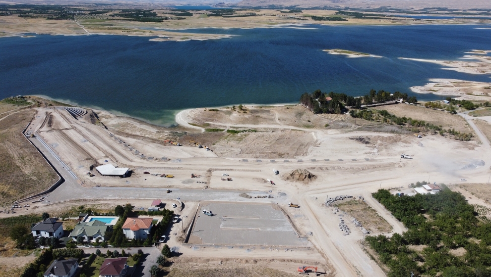Battalgazi Belediyesi tarafından Karakaya Baraj Gölü kenarında yapılacak olan Kırkgöz Sahil Parkı Projesinin inşaat çalışmaları sürüyor.