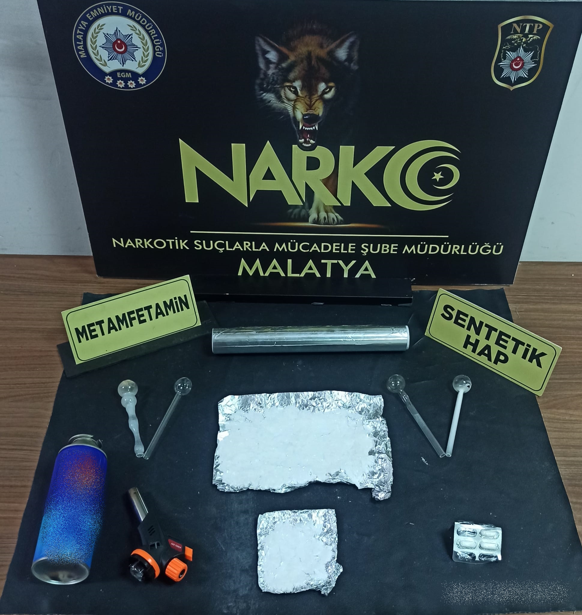 Malatya Narkotik Suçlarla Mücadele Şube Müdürlüğü ekiplerince uyuşturucu ile mücadele kapsamında yapılan çalışmalarda 535 gram uyuşturucu madde ele geçirildi, 2 şahıs tutuklandı.