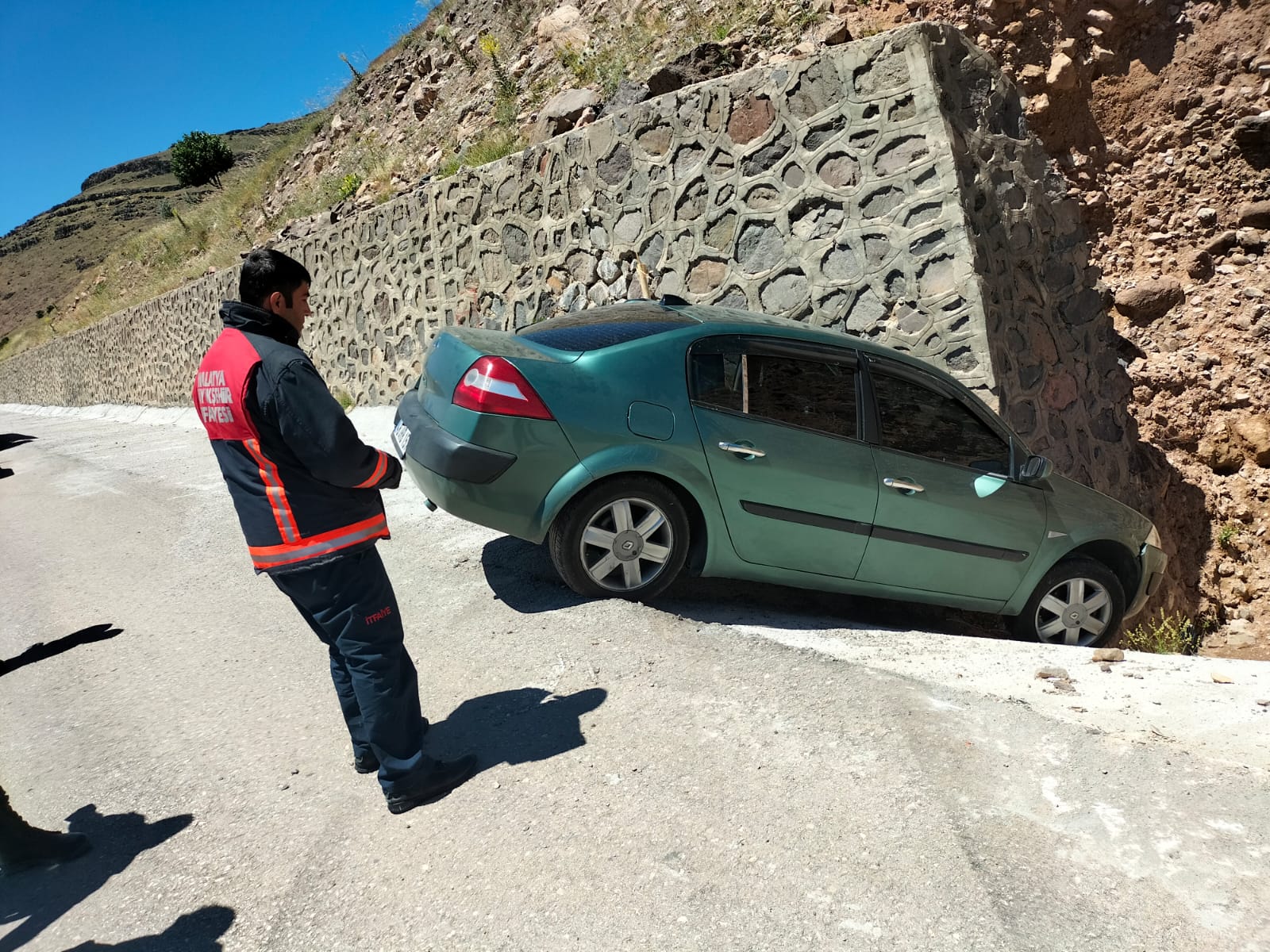 Malatya’da Doğanşehir, Darende ve Kale ilçelerinde meydana gelen 3 ayrı trafik kazasında 4 kişi yaralandı.