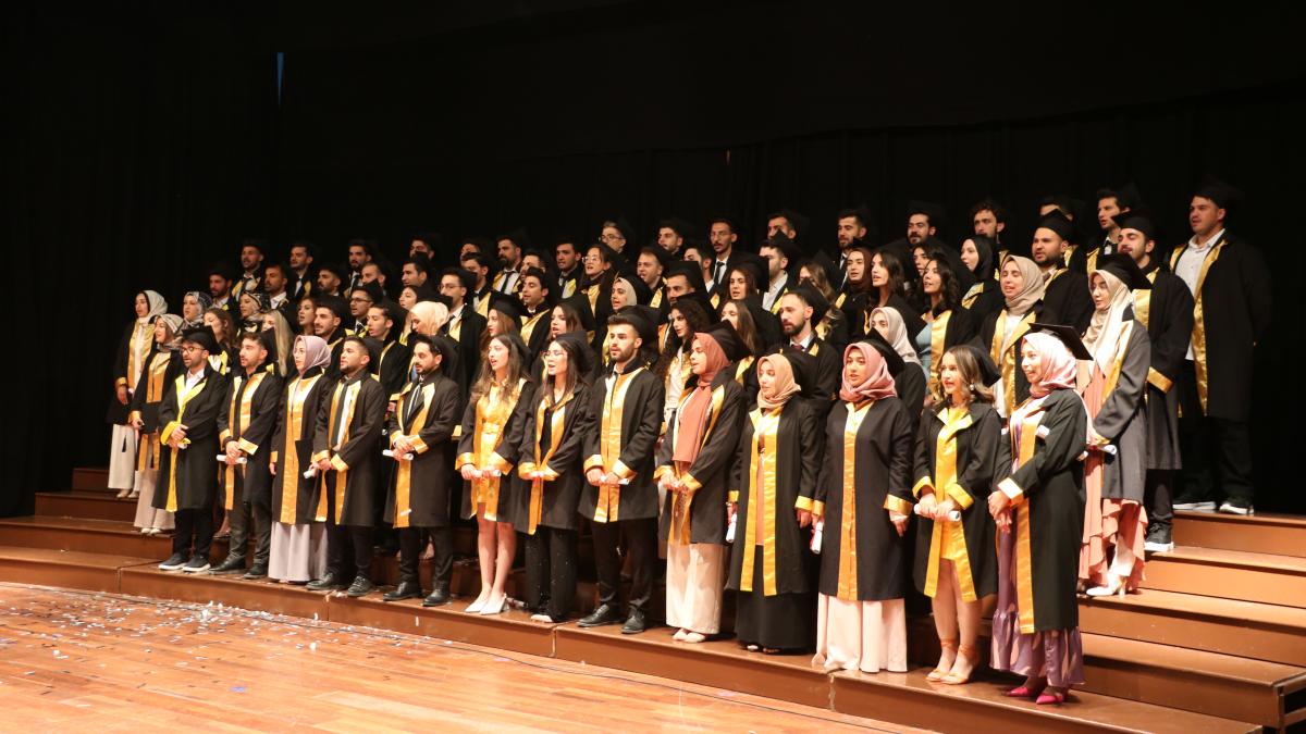 İnönü Üniversitesi Diş Hekimliği Fakültesi 2021-2022 eğitim ve öğretim yılı mezunları için Turgut Özal Kongre ve Kültür Merkezi’nde mezuniyet töreni düzenlendi.