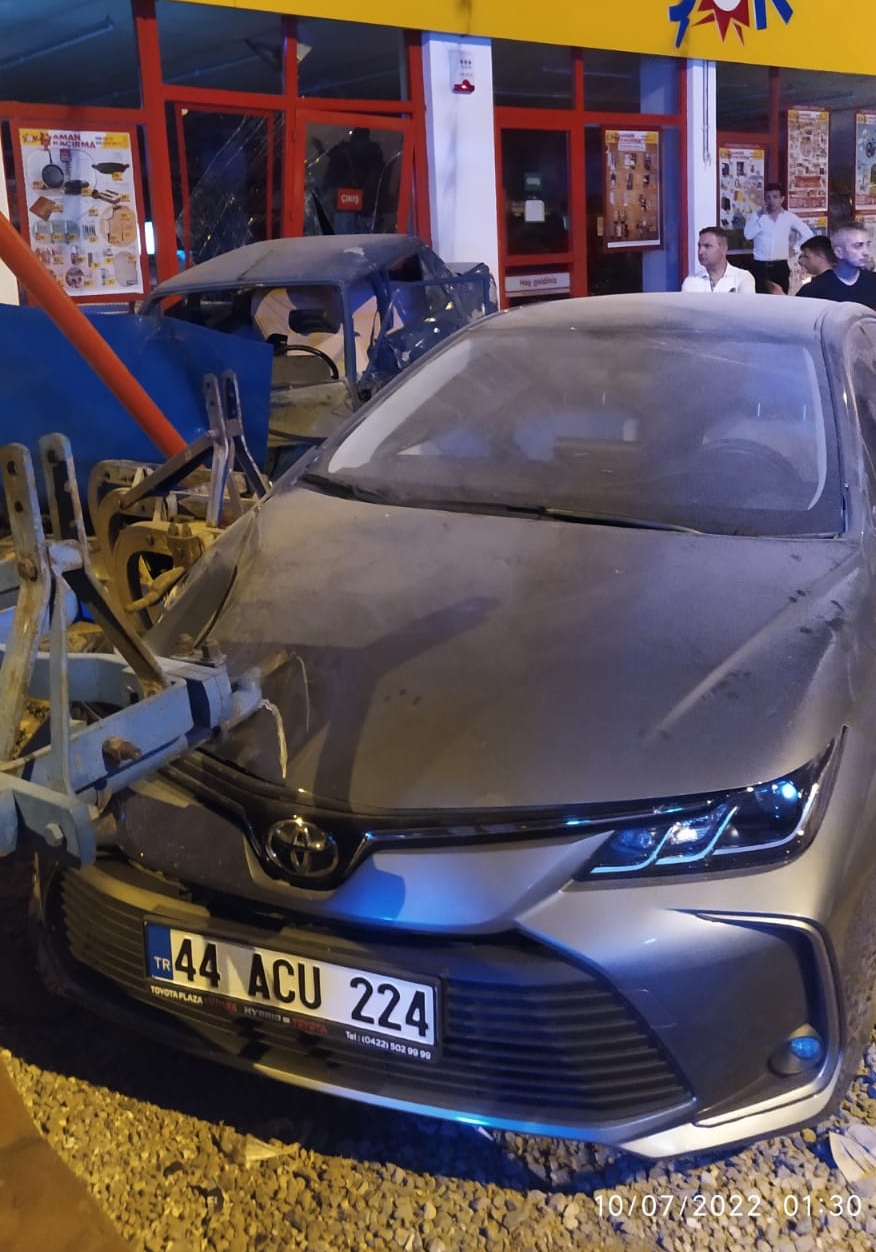 Doğanşehir ilçesinde bir otomobilin yoldan çıkıp, merdivenleri de aşarak marketin içerisine girmesi sonucunda araçta bulunan 3 kişi yaralandı.