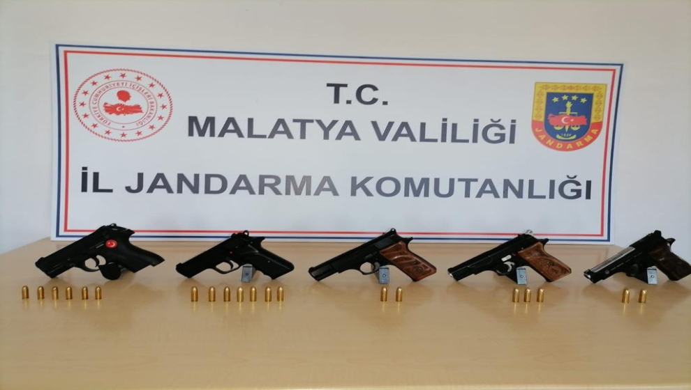 Doğanşehir ilçesinde silah kaçakçılığı operasyonunda 3 şüpheli 5 adet ruhsatsız tabanca ile birlikte gözaltına alındı.