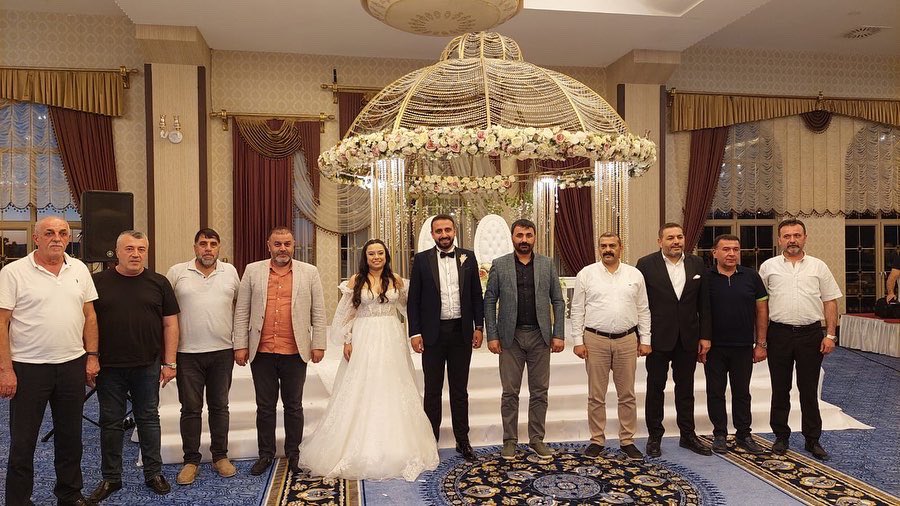 Önceki dönem Malatya Ülkü Ocakları başkanlarından Emrah Yılan düzenlene düğün töreninde hayatını Cansu Demir ile birleştirdi.