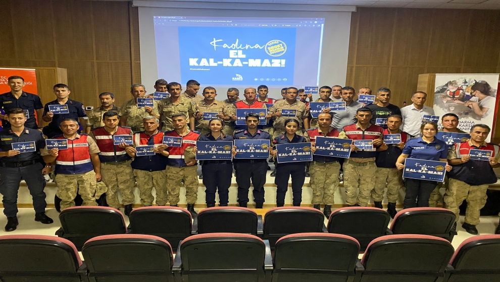 Jandarma ekiplerince “Kadına El Kalkmaz” adlı eğitim çalışması kapsamında erkeklere seminer verildi.