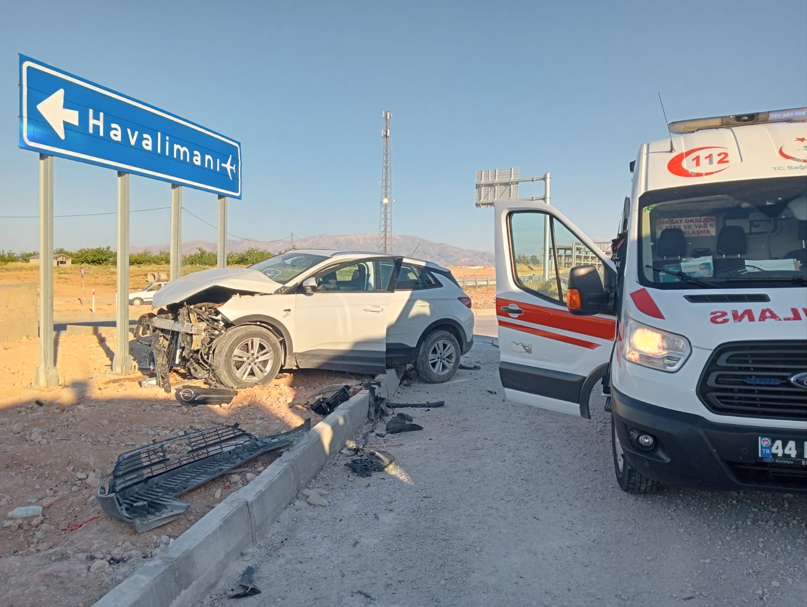 Havalimanı yolunda ve Karahan Tüneli içerisinde meydana gelen iki ayrı trafik kazasında iki kişi yaralandı, araçlar hasar gördü.