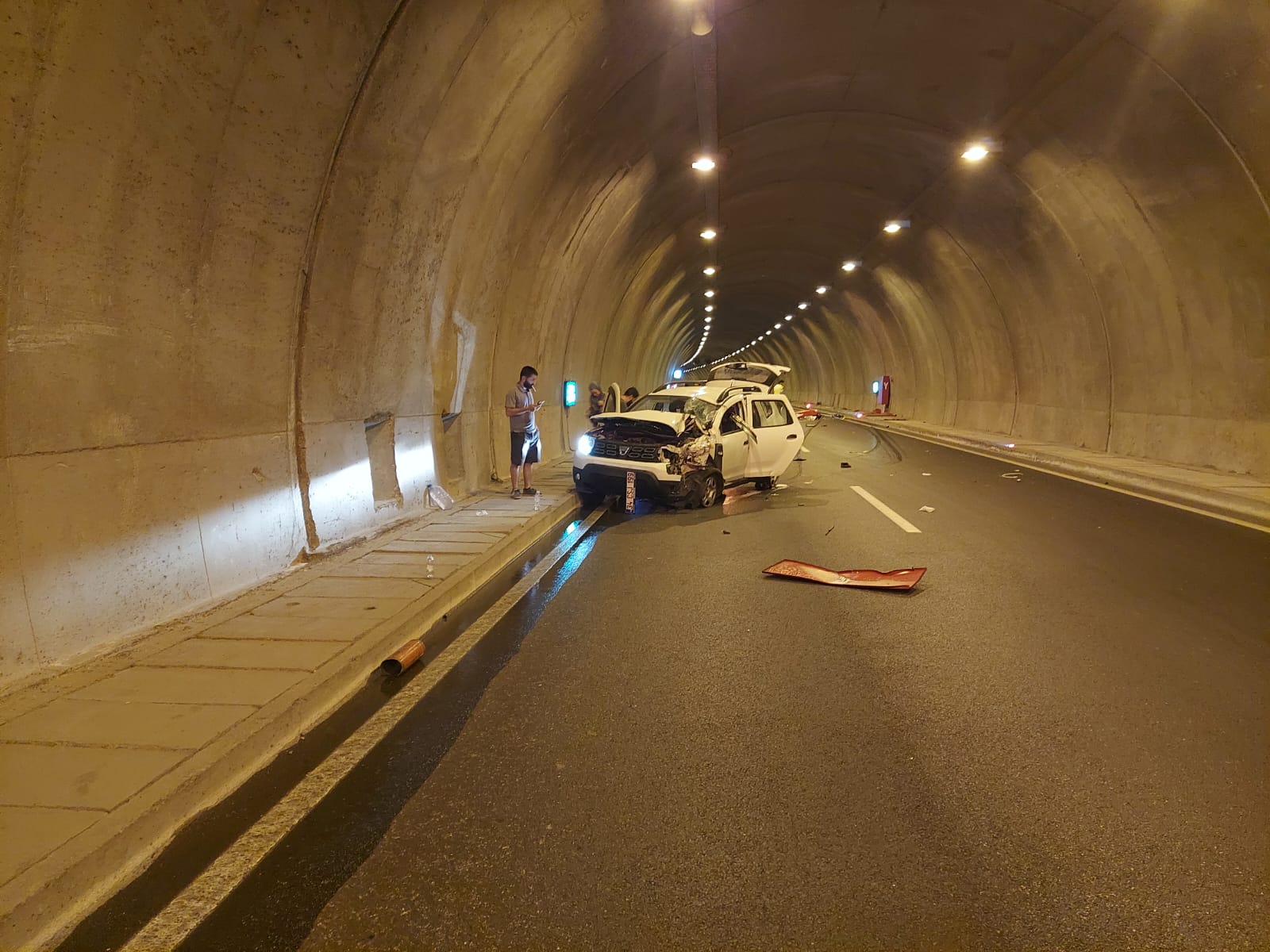 Havalimanı yolunda ve Karahan Tüneli içerisinde meydana gelen iki ayrı trafik kazasında iki kişi yaralandı, araçlar hasar gördü.