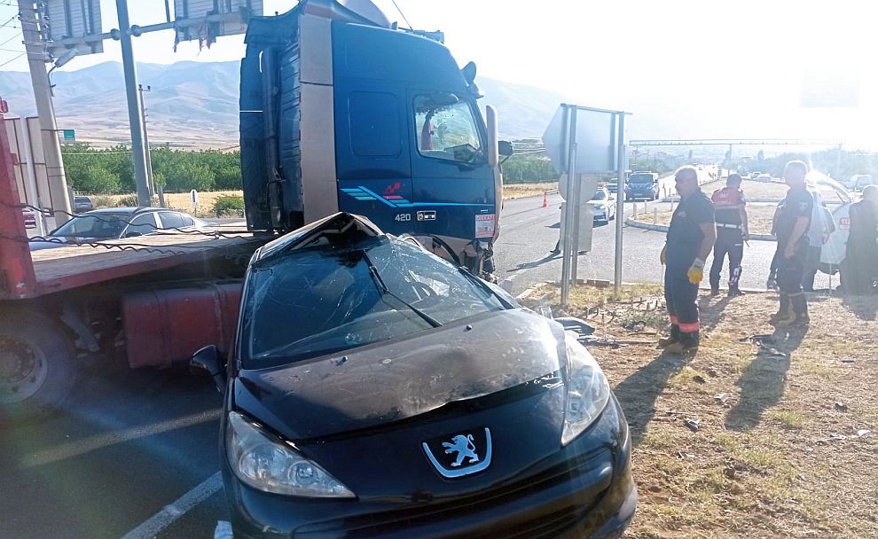 Malatya- Elazığ Karayolu Pütürge yol ayrımında otomobil ile TIR'ın çarpışması sonucu meydana gelen kazada otomobil sürücüsü yaralandı.