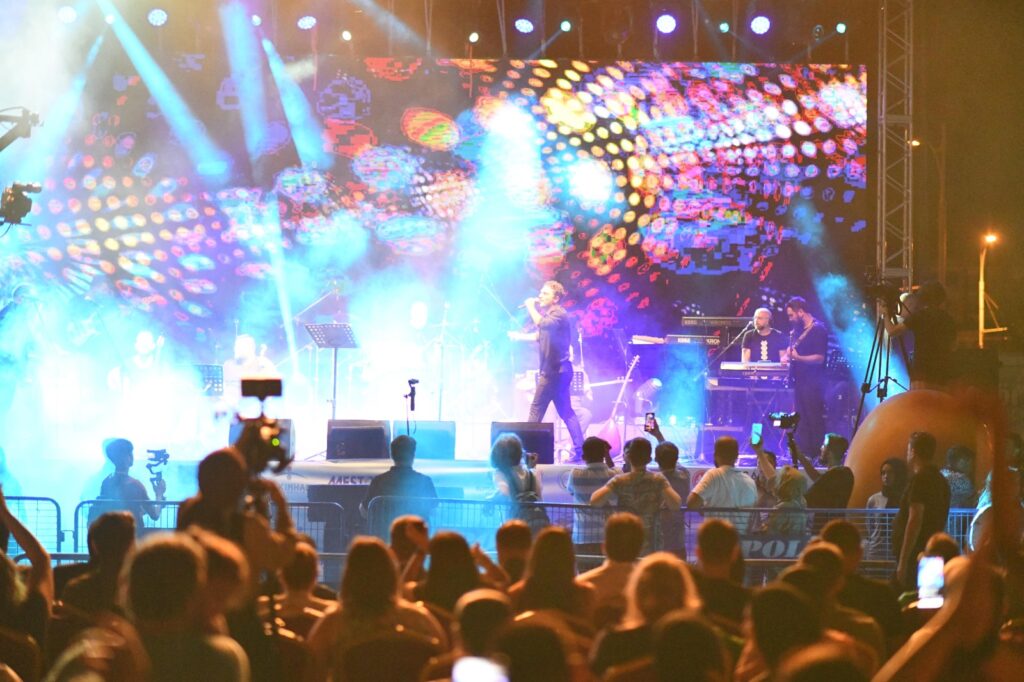 Bu yıl 25’incisi gerçekleştirilen Malatya Uluslararası Kültür Sanat Etkinlikleri ve Kayısı Festivali’nin ilk gününde sahne alan Uğur Aslan ve Buray, şarkılarıyla on binleri doyasıya eğlendirdi.