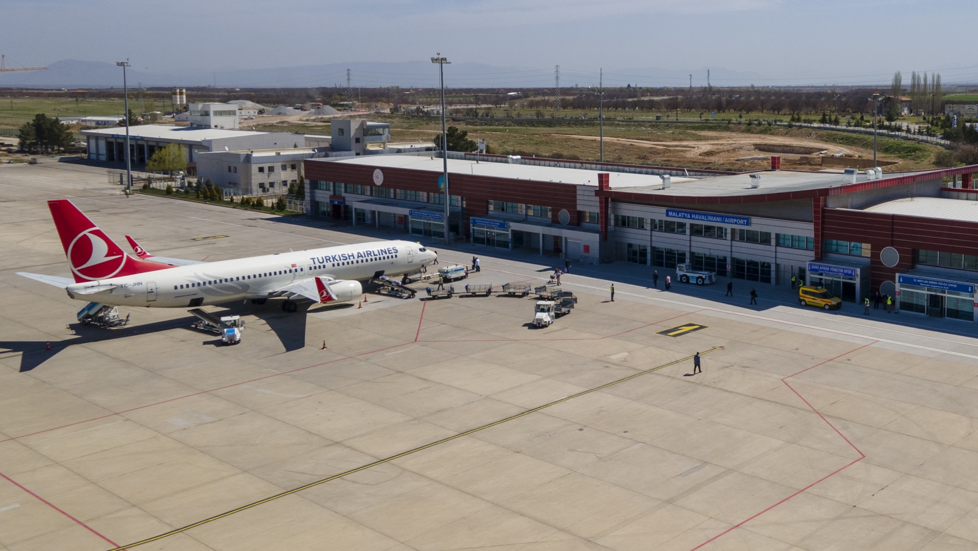 Malatya Havalimanında Haziran 2022’de uçan yolcu sayısının 66 bin 757 olduğu bildirilirken, yılın ilk ayındaki yolcu trafiğinin ise 310 bin 238 olduğu açıklandı.