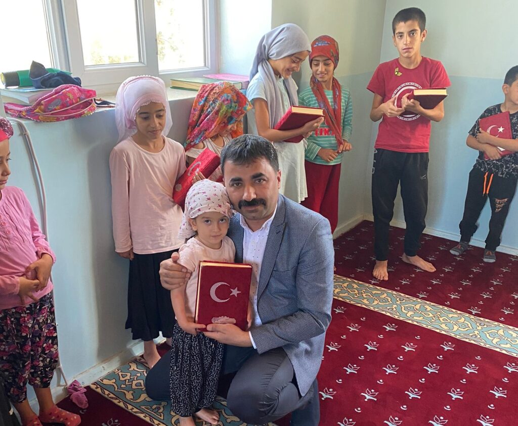  Milliyetçi Hareket Partisi Malatya İl Başkanı Mesut Samanlı ve İl Yönetim Kurulu üyeleri Tepeköy Mahallesindeki Kur’an Kursunu ziyaret ederek, Kur’an-ı Kerim hediye etti.