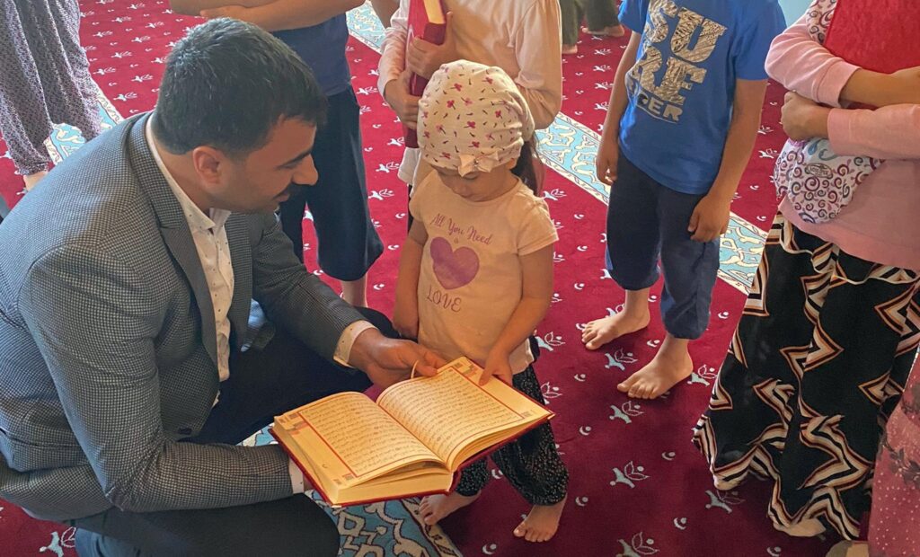  Milliyetçi Hareket Partisi Malatya İl Başkanı Mesut Samanlı ve İl Yönetim Kurulu üyeleri Tepeköy Mahallesindeki Kur’an Kursunu ziyaret ederek, Kur’an-ı Kerim hediye etti.