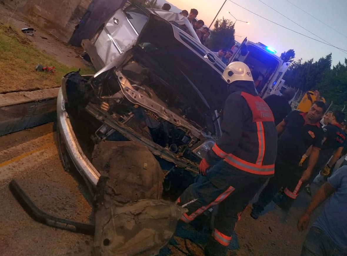 Malatya’da otomobilin önce orta refüje, daha sonra mezarlık girişine çarpması sonucunda sürücü hayatını kaybetti.