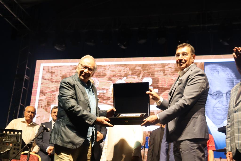 Kültür ve Turizm Bakanlığı, Malatya Valiliği ve Malatya Büyükşehir Belediyesi tarafından 21-24 Temmuz tarihleri arasında düzenlenen Uluslararası Kültür Sanat Etkinlikleri ve 25.  Kayısı Festivali kapsamında Kernek Onur Ödülü verildi.