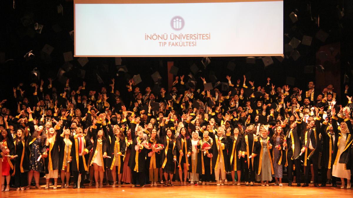 İnönü Üniversitesi Tıp Fakültesi 2021-2022 eğitim ve öğretim yılı mezunları için Turgut Özal Kongre ve Kültür Merkezi’nde mezuniyet töreni düzenlendi.