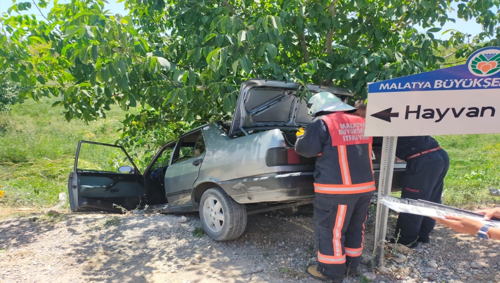 Malatya’da kepçe ile otomobilin çarpışması, iki otomobilin çarpışması ve bir otomobilin kaldırıma çıkması sonucu meydana gelen  3 ayrı trafik kazasında toplam 4 kişi yaralandı.