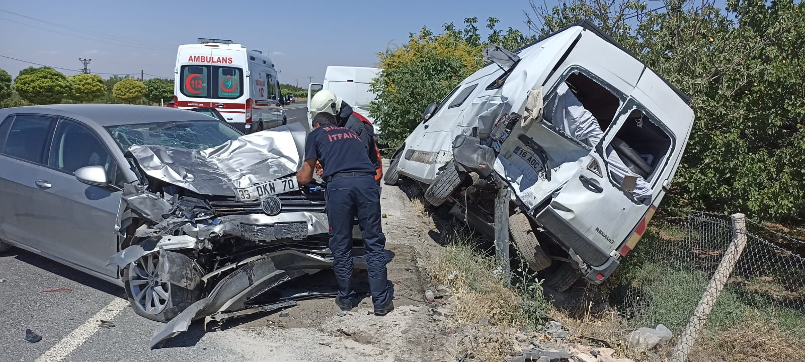 Malatya-Adıyaman Karayolu Tavşantepe mevkiinde meydana gelen kazada otomobilin park halindeki minibüslere çarpması sonucunda otomobilde bulunan 3’ü ağır olmak üzere 7 kişi yaralandı.