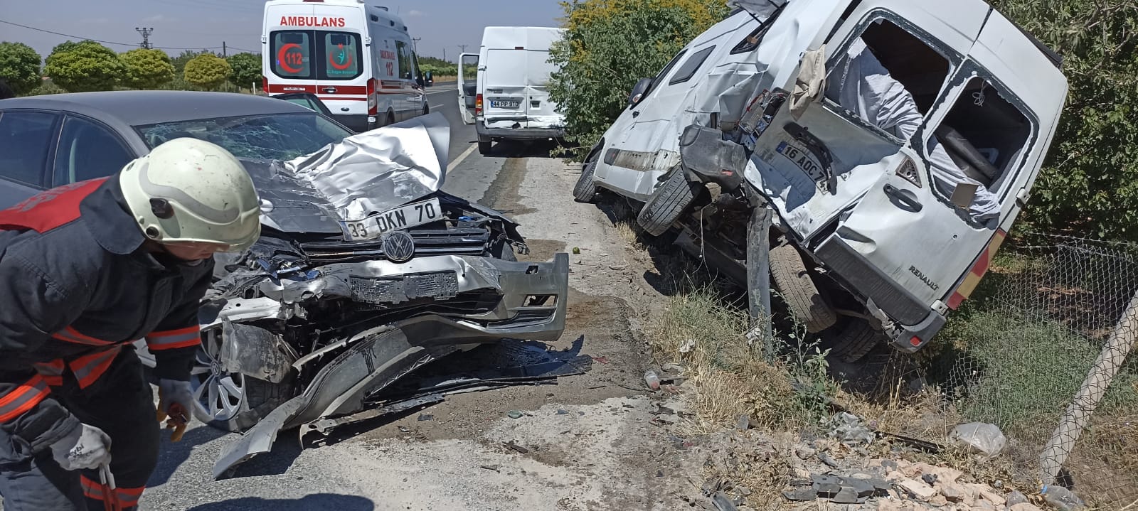 Malatya-Adıyaman Karayolu Tavşantepe mevkiinde meydana gelen kazada otomobilin park halindeki minibüslere çarpması sonucunda otomobilde bulunan 3’ü ağır olmak üzere 7 kişi yaralandı.