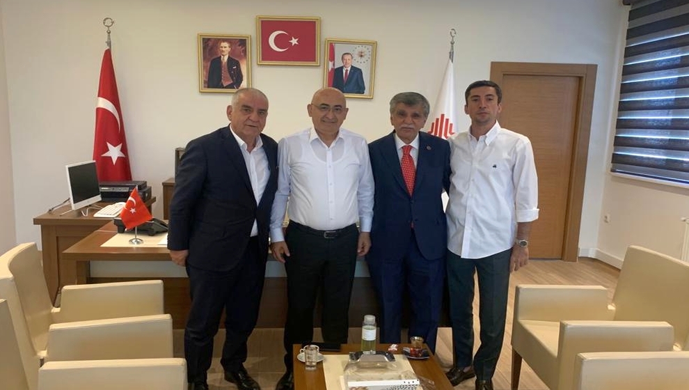 PDEV Başkanı Dr. Hasan Hüseyin Şener ve Başkan Yardımcısı Bayram Tilbaç ile beraberlerinde Malatya Büyükşehir Belediye Meclis Üyesi Mehmet Çolak, Malatya Vakıflar Bölge Müdürü Adem Bacanlı’yı ziyaret ettiler.