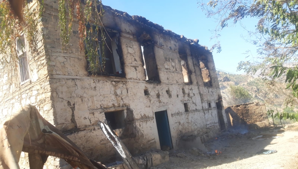 Malatya’nın Doğanyol ilçesinin Konurtay mahallesinde bahçe, orman ve örtü yangını nedeniyle evler tedbir amaçlı boşaltıldı. 2 evde hasar oluşan yangında can kaybı ve yaralı yok. Bölgede yangın söndürme çalışmaları devam ediyor.