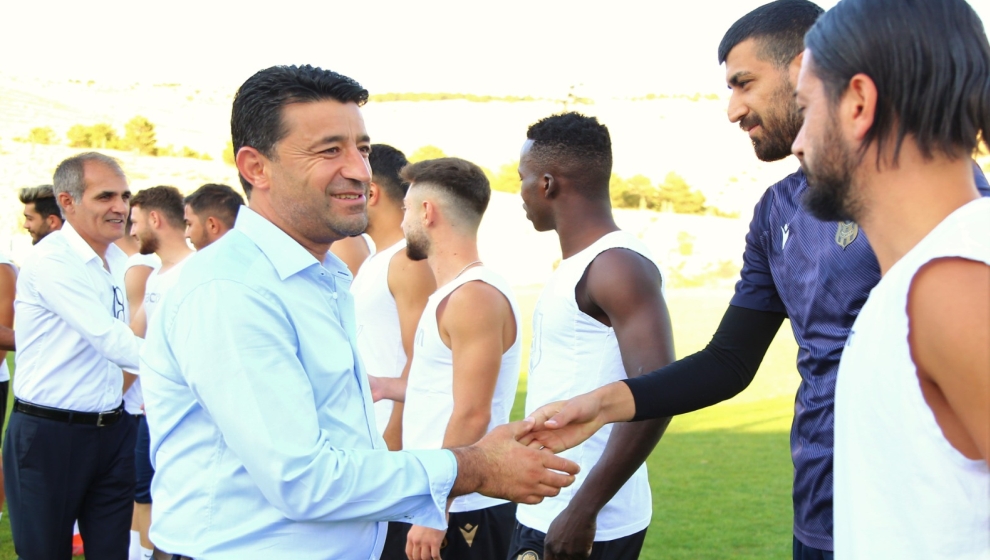Yeni Malatyaspor'un yapılan Olağanüstü Seçimli Genel Kurul Toplantısının ardından Başkan Hacı Ahmet Yaman ve 2. Başkan Erdal Gündüz, kulüpte teknik heyet, futbolcular ve kulüp çalışanları ile bir araya geldi.