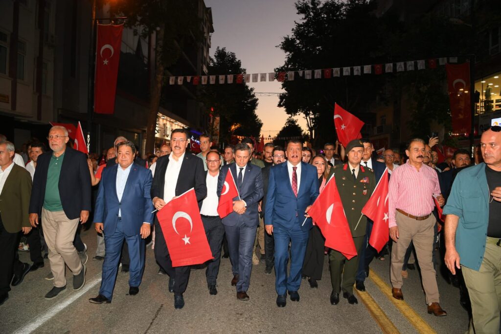 15 Temmuz hain darbe girişiminin 6. yıl dönümü ve 15 Temmuz Demokrasi ve Milli Birlik Günü dolayısıyla akşam meydanda tören düzenlendi.