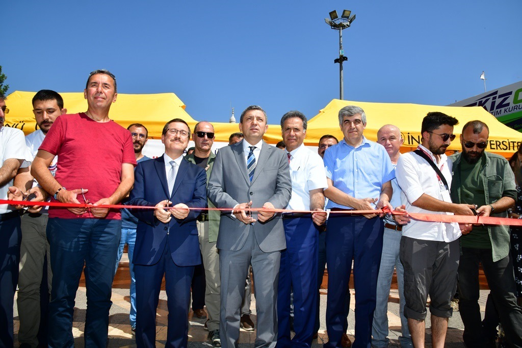  Anadolu Üniversiteler Birliği bünyesinde bulunan 11 üniversitenin stantlarının bulunduğu Soykan Parkında, açılış töreni gerçekleştirildi.