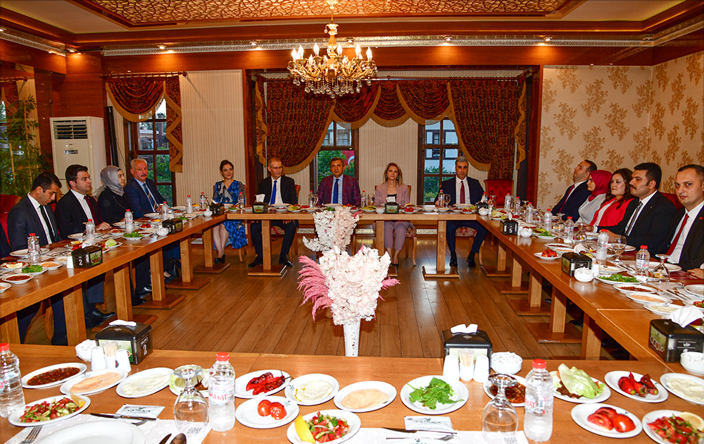 Vali Hulusi Şahin ve Eşi Ebru Şahin tarafından, 12 Ağustos 2022 tarihli Mülki İdare Amirleri Atama Kararnamesi ile görev yerleri değişen Kaymakamlar onuruna veda yemeği verildi. 