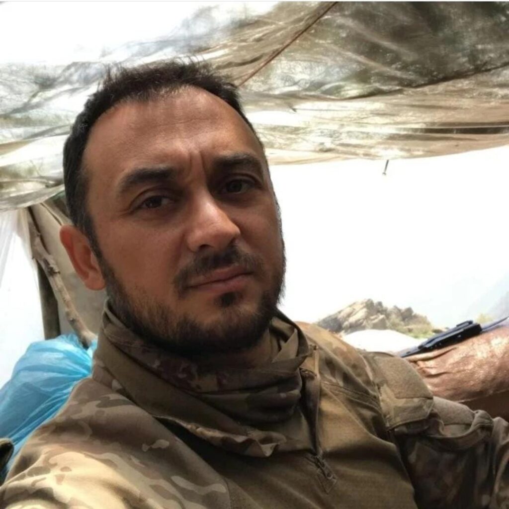 Irak’ın Kuzeyinde Pençe-Kilit Operasyonu esnasında yaralanan 36 yaşındaki Uzman Çavuş Halil Koç 4 gün sonra şehit düştü.