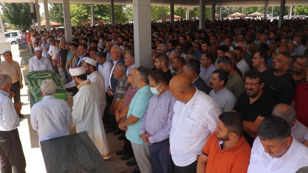 Malatya'daki muhafazakar kanaat önderlerinden, 28 Şubat döneminin simge isimlerinden Ramazan Keskin hoca ebedi yolculuğuna uğurlandı. Oğlunun kıldırdığı cenaze namazına binlerce kişi katıldı.